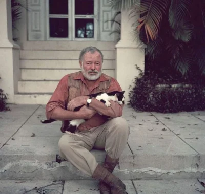 wfyokyga - Ernest Hemingway z kiciusiem, 1954.