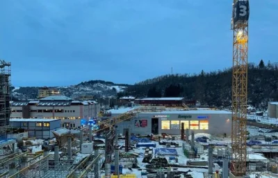 balula89 - Leży bokiem na dachy tego centrum, końcówka wysięgu nie jest pogięta. O il...