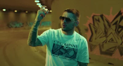 dracar - #kazbalagane #polskirap 
#cytatywielkichludzi 

 Trzymam fiuta między cyce...