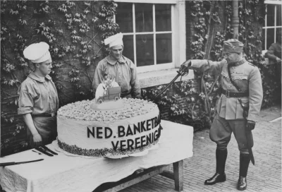 wfyokyga - Major armii holenderskiej, ciacha se szabelką tort, podczas mobilizacji, 1...