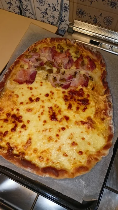 rtpnX - Chuop zrobił pizzę o 23 śmiechu warte. 
#pizza #gotujzwykopem #jemprzeciez