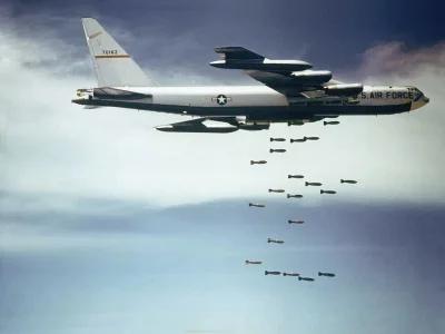murison - > Charakterystyczne są filmy i zdjęcia na których przedstawiano B-52 bombar...