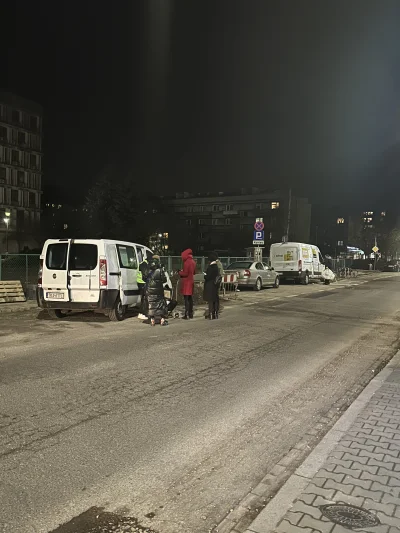 uwagatorreador - #Inpost w PRL. #Kolejki, ludzie na ulicy stoją, po zmierzchu. #Krako...