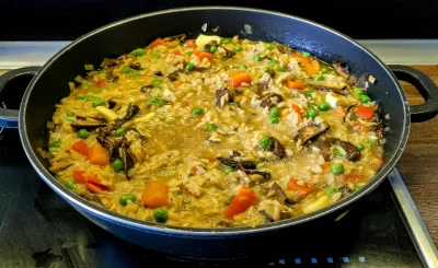 jarosuaf - Zrobiłem myszce ryż z grzybami. 

#gotujzwykopem #foodporn #jedzenie