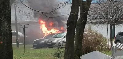 CrazyxDriver - Dzisiaj o 14 zajarał się samochód Mercedes A W168 przy Wielickiej 82. ...