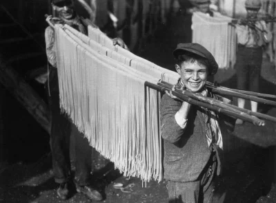cheeseandonion - >Drying the pasta, Italy, 1929.

#starezdjecie