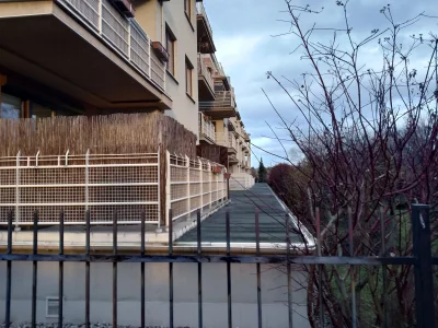okretowy_sanitariat - Tak wyglądają balkony na parterze. Fajne, takie niezbyt bezpiec...