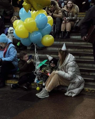kantek007 - Mama z dwójką dzieci w kijowskim metrze podczas kolejnego ataku rakietowe...