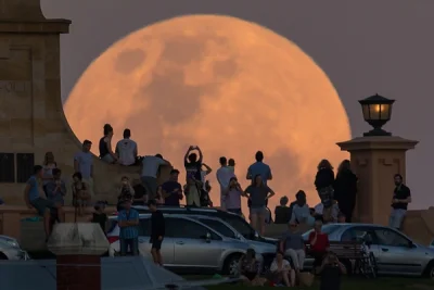 souriss - "Crowds look on as the supermoon rises behind the Fremantle War Memorial at...