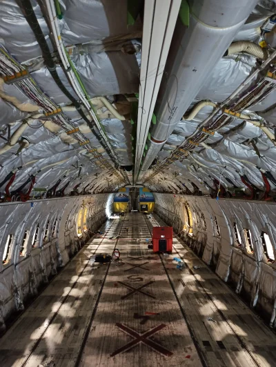 El_Fenomeno - Wnętrze kabiny pasażerskiej Boeinga 737 NG w trakcie przeglądu ciężkieg...