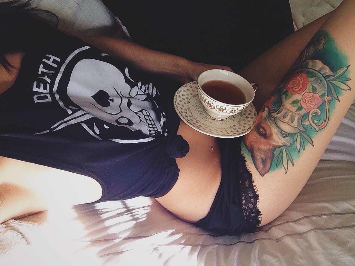 Татуированная девушка с кофе