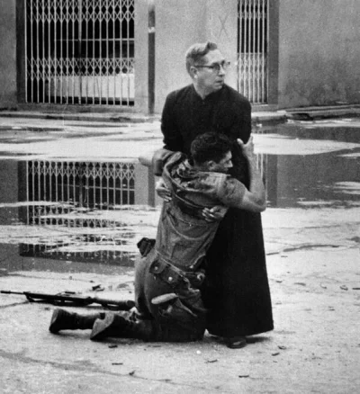 HaHard - Ksiądz trzyma umierającego żołnierza gdy kule latają dookoła
Wenezuela, 196...