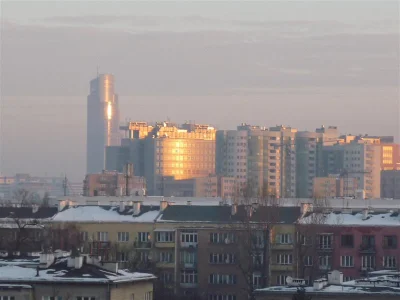 Jerzu - #widokzokna Dawny wieżowiec Daewoo, obecnie Warsaw Trade Tower w promieniach ...