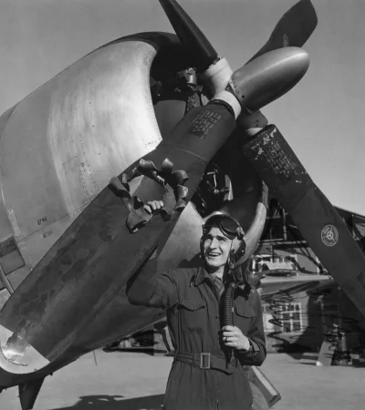 stahs - Edwin Wright zwany szczęściarzem pozuje przy swoim P-47 Thunderbolt. Został t...