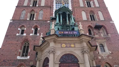 x-odus - Ktoś kto powiesił ten ledowy zegar na kościele mariackim w #krakow powinien ...