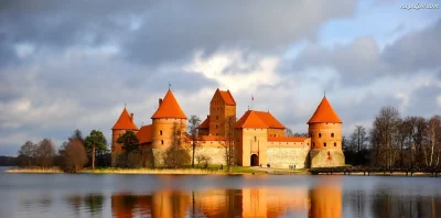 kono123 - Zamek w Trokach – litewski zamek wybudowany na wyspie otoczonej jeziorem Ga...