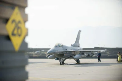 d.....4 - F-16 podczas końcowych przygotowań do startu z bazy lotniczej Bagram znajdu...