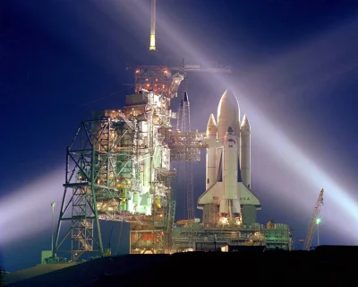 myrmekochoria - Reflektory oświetlają prom kosmiczny Columbia, 11 kwietnia 1981 roku....