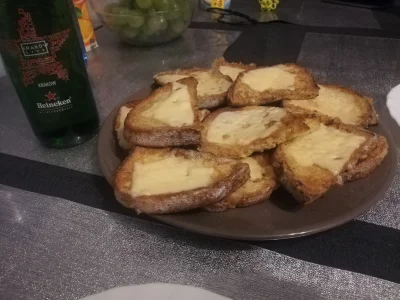 Kenpaczi - Chleb w jajku z żółtym serem, na bogato.
#gotujzwykopem #jedzenie #kolacj...