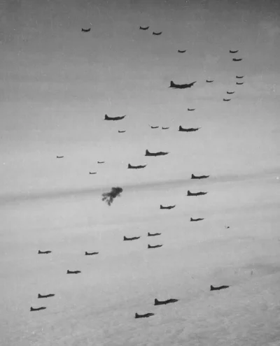 Bednar - Formacja bombowców B-17 podczas misji nad Niemcami w styczniu 1944. Czarna c...