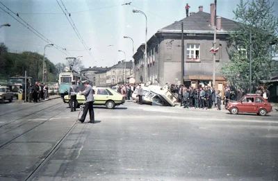 Stalowa_Figura - #starezdjecia z #kraków z maja 1982. Zdjęcie przestawia karetkę pogo...