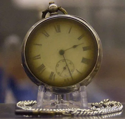 A.....o - Zegarek kieszonkowy jednego z pasażerów wyciągnięty z wraku Titanica. Zatrz...