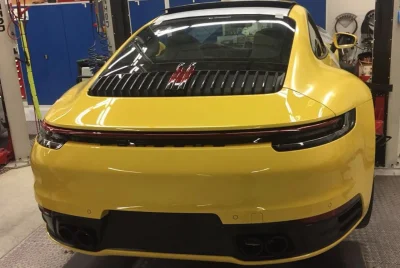 ArtkaStara - Wyciekła dupa #porsche 992, chyba 4S. Z tej perspektywy nie wygląda zbyt...