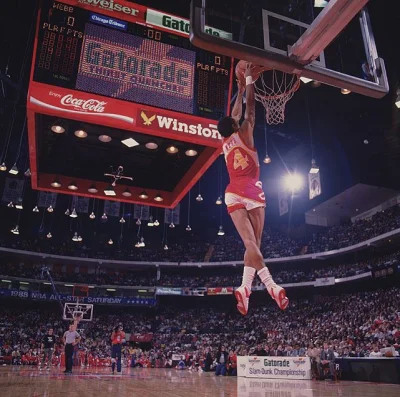 pekas - #historiajednejfotografii #nba #sport #ciekawostki 
Spud Webb podczas NBA Sl...