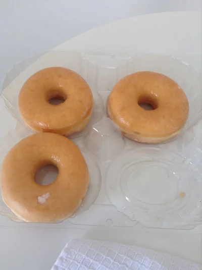 tusiatko - #paczki #donuty #grubaswinia Wlasnie kupilam sobie swoje ulubione donuty (...