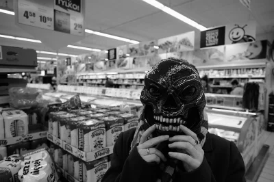 N.....e - Kobieta przymierza maskę oferowaną w Biedronce. Halloween 2017.

#czarnob...