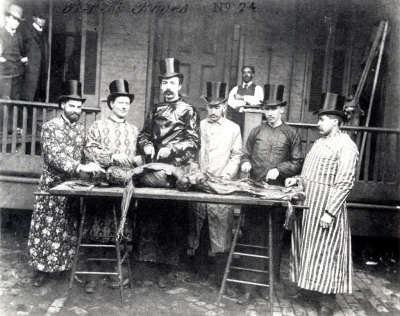 myrmekochoria - Studenci medycyny podczas sekcji zwłok w Louisville, USA 1890.

Art...