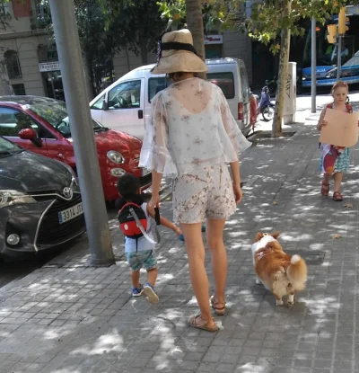 A.....3 - #sredniointeresujace
Kobieta spacerująca z dzieckiem na smyczy i z psem be...