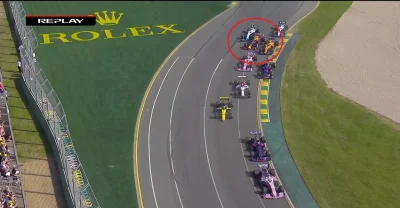 MuzG - Moment zaraz po starcie kiedy Kubica traci przednie skrzydło. Sainz spycha Gas...