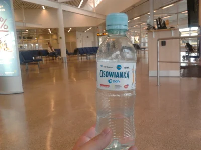 AndyMoor - Siedze na lotnisku w Malmo w Szwecji. Mala butelka wody kosztuje tu na nas...