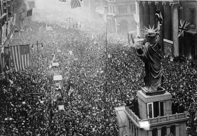 HaHard - Tysiące osób celebrują zakończenie pierwszej wojny światowej na Broad Street...