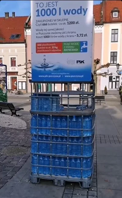 Tumurochir - Pszczyna, w centrum miasta postawiono instalację z butelek z wodą, która...