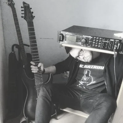 adekk - Antonii K - nie śpi bo trzyma gitare