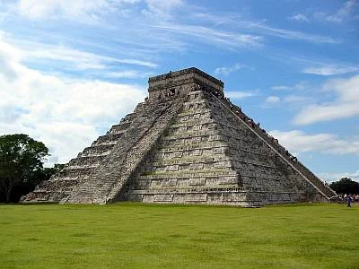 j.....n - Chichén Itzá znajduje się w na półwyspie Jukatan w Meksyku. Jest to zrujnow...