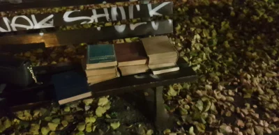 Piogor - #wroclaw w parku Słowackiego leży sterta książek z medycyny jak ktoś chce
