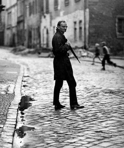 s.....w - Sławomir Mrożek na ulicy Kanoniczej w Krakowie. Fotografia wykonana w 1960 ...