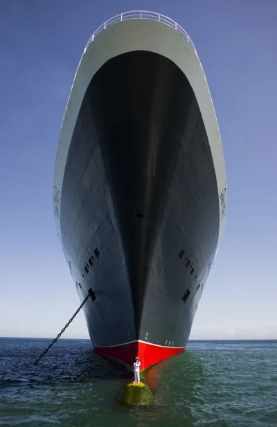 R2D2zSosnowca - Kapitan statku Queen Mary i jego zabawka
#statki #fotografia