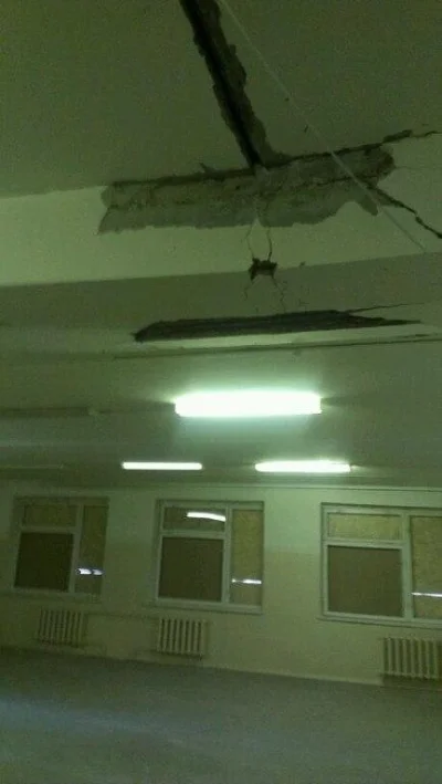K.....y - Zdjęcie z wnętrza szkoły w Doniecku. Budynek rano został trafiony pociskiem...