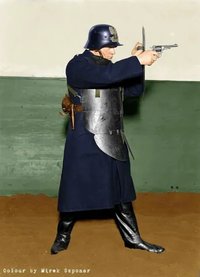 m.....h - Lata trzydzieste. Polski policjant w czasie szkolenia na strzelnicy.
Foto. ...