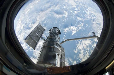 d.....4 - 13 maja 2009 - teleskop Hubble sfotografowany przez członka załogi promu At...