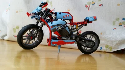 debenek - Właśnie córka z moją pomocą dokończyła składać #lego #motocykle