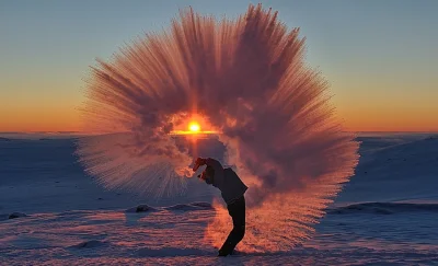 pogop - Wylewanie termosa gorącej herbaty w temperaturze -40 °C W pobliżu koła podbie...