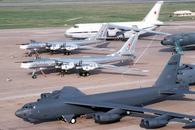 etiopia - Od dołu: B-52, Tu-95 i An-124 

#aircraftboners #czerwonastronamocy