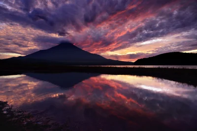 Lookazz - > "Burning Clouds" - Mt. Fuji surrounded by a red sky, seen from Lake Yaman...