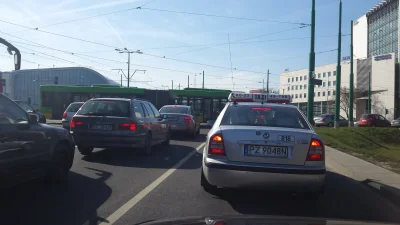 Caroo - Różnie można zablokować skrzyżowanie, ale kierowca tego autobusu w #poznan na...