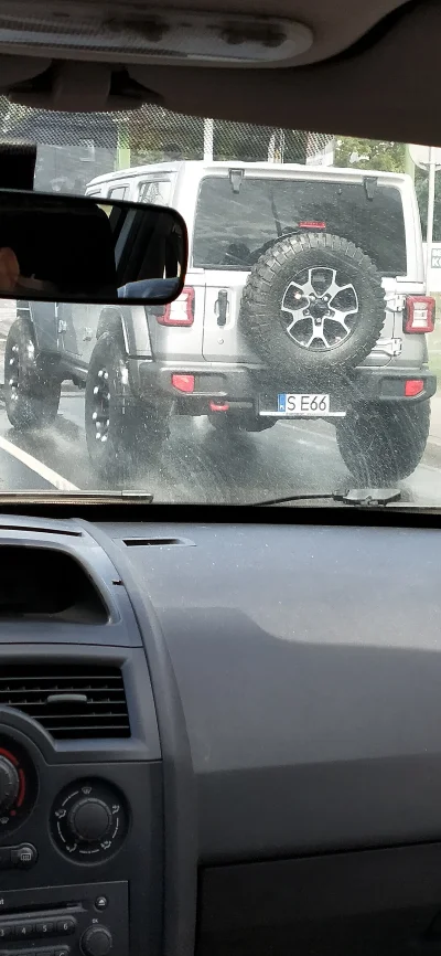 LeniwiecPracoholik - Kiedy masz już duże auto, ale chcesz jeszcze bardziej podkreślić...